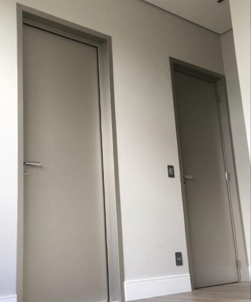 Porta Residencial de Interna em ACM Preta - Soluções portas em ACM